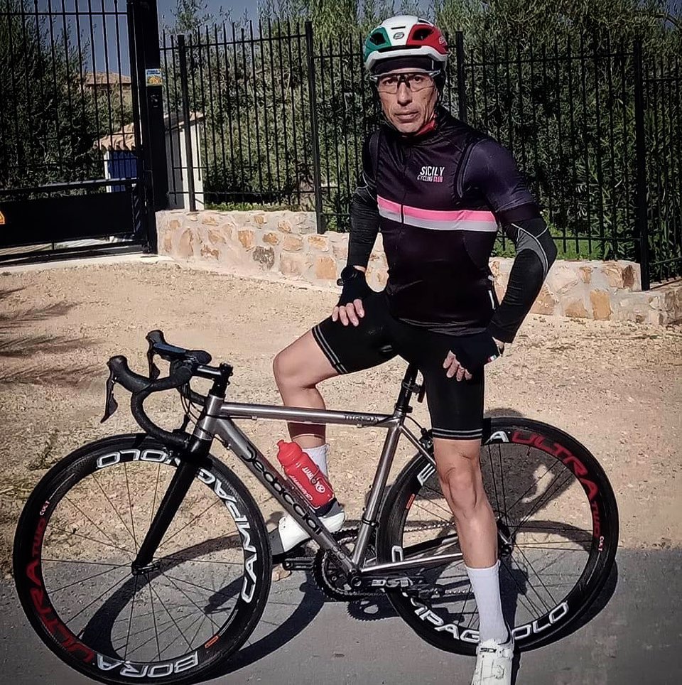 What makes us italians is that we grew up with the idea of creating something beautiful. Is part of our culture. We love to have something unique. After many talks and some months here is our coach @alroesuig with his new Titanium @dedacciaistrada_racingtech jewel

#madeinitaly #dedacciai #cyclinginsicily #cyclingtravel #cyclingcoach #sicilycycling #cyclingsicily